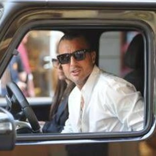 Mediaset denuncia Corona per diffamazione aggravata e minacce. L'ex paparazzo: "E' guerra, racconterò tutta la verità"