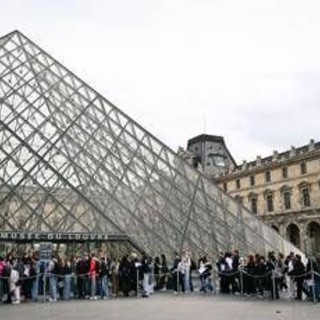 Furto al Louvre, le ipotesi sul gruppo di ladri: &quot;Più di 4, nessuna evidenza di un complice nel museo&quot;