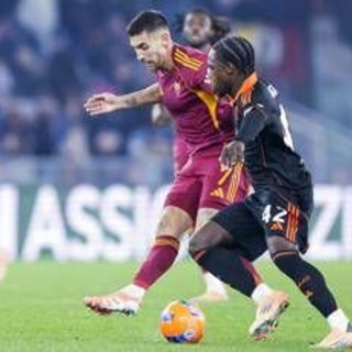 Roma-Como, vantaggio giallorosso con uomo a terra. Cos'è successo