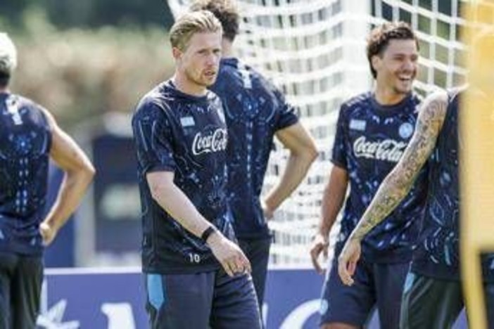 Napoli, De Bruyne come... Maradona: palleggia di stinco e incanta i tifosi