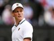Sinner fa doppio fallo e se la prende con il pubblico: nervosismo a Wimbledon Sinner fa doppio fallo e se la prende con il pubblico: nervosismo a Wimbledon