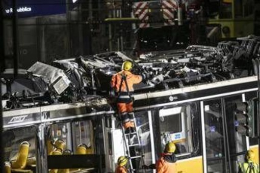 Tram deragliato a Milano, conducente indagato per disastro ferroviario Tram deragliato a Milano, conducente indagato per disastro ferroviario