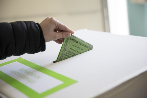 Referendum, alle 12 l’affluenza sfiora il 15% Referendum, alle 12 l’affluenza sfiora il 15%
