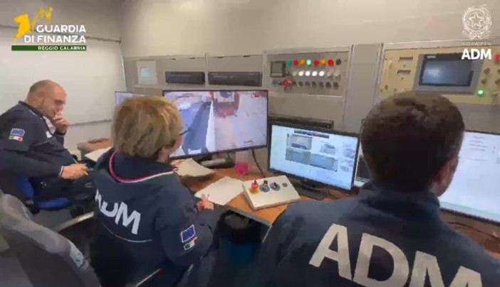 Sequestrati 248 chili di cocaina al porto di Gioia Tauro Sequestrati 248 chili di cocaina al porto di Gioia Tauro