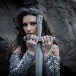 Laura Pausini, nel nuovo album duetti con Annalisa e la voce di Lucio Dalla