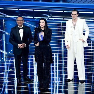 A Sanremo Nuove Proposte e Big. Show di Lillo, Lauro ricorda le vittime di Crans-Montana. Nella top 5 Paradiso, Lda e Aka 7even, Nayt, Fedez-Masini, Ermal Meta