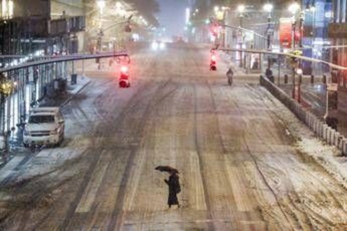 Tempesta di neve negli Usa, 5mila voli cancellati: a New York strade e ponti chiusi