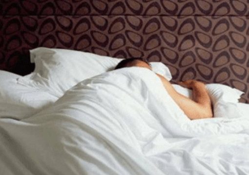 Sonno difficile e stanchezza appena svegli, è colpa dell'orologio biologico: ecco 5 regole per resettarlo Sonno difficile e stanchezza appena svegli, è colpa dell'orologio biologico: ecco 5 regole per resettarlo