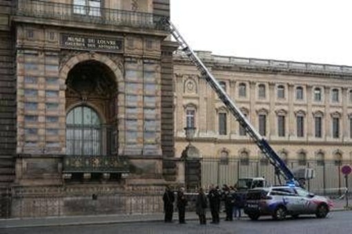 Una coppia con figli e altri piccoli criminali, ecco chi sono gli autori del colpo al Louvre