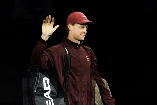 Sinner ai quarti a Parigi, Sonego si arrende a Medvedev Sinner ai quarti a Parigi, Sonego si arrende a Medvedev