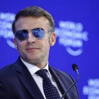 Macron e il look 'Top Gun' a Davos: occhiali specchiati tra stile e ironia sui social