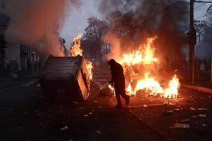 Scontri al corteo per Askatasuna, identificati oltre 30 manifestanti