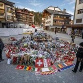 Italia in lutto per le vittime di Crans-Montana, oggi funerali di 5 dei 6 giovani morti Italia in lutto per le vittime di Crans-Montana, oggi funerali di 5 dei 6 giovani morti
