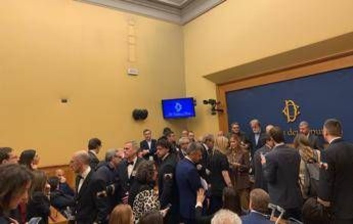 Convegno remigrazione alla Camera, opposizioni occupano sala stampa e cantano Bella Ciao Convegno remigrazione alla Camera, opposizioni occupano sala stampa e cantano Bella Ciao