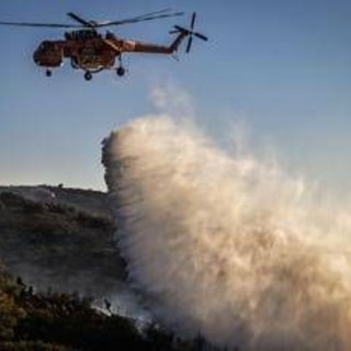 Grecia, Creta in fiamme: maxi incendio vicino a hotel, evacuazioni di massa