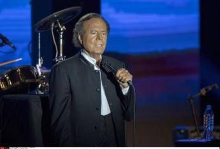 Julio Iglesias accusato di violenza sessuale da due sue ex dipendenti Julio Iglesias accusato di violenza sessuale da due sue ex dipendenti