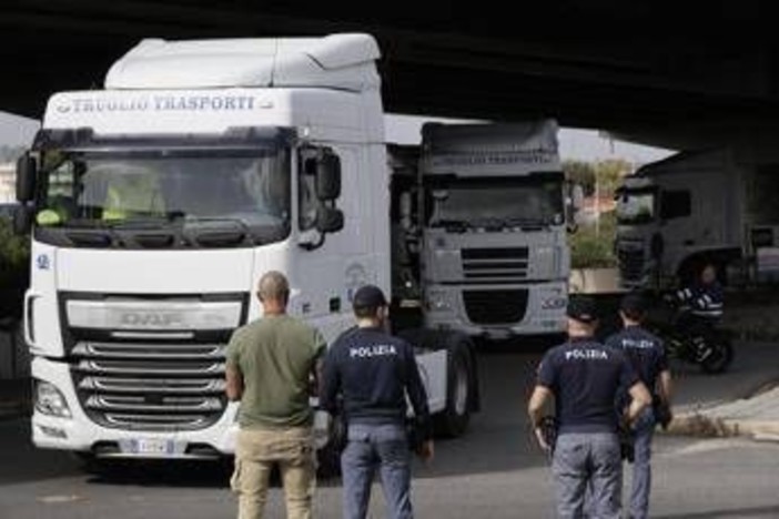 Protesta dei tir, stop ai blocchi in Campania: ripartono i rifornimenti. Il Garante invoca la precettazione