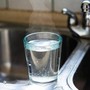 Bere acqua calda fa bene? Falsi miti e (pochi) benefici, le risposte Bere acqua calda fa bene? Falsi miti e (pochi) benefici, le risposte