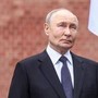 Putin compie 74 anni: dal trattore al coccodrillo, ecco i regali più assurdi ricevuti