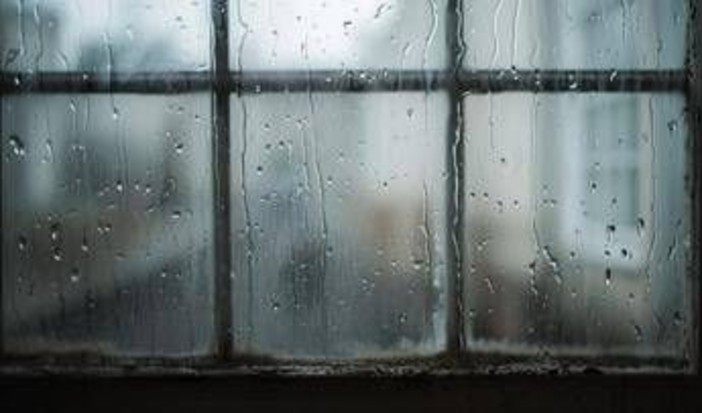 Condensa sui vetri: cosa significa davvero e come fermarla