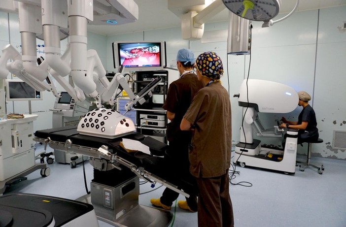 Robot chirurgici cinesi di ultima generazione arrivati al Policlinico di Milano Robot chirurgici cinesi di ultima generazione arrivati al Policlinico di Milano