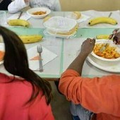 Bimbi a tavola, studio: "Mangiare senza aiuto favorisce sviluppo linguaggio" Bimbi a tavola, studio: "Mangiare senza aiuto favorisce sviluppo linguaggio"