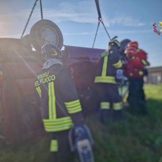 Minivan finisce in un canale nel Veneziano, tre morti