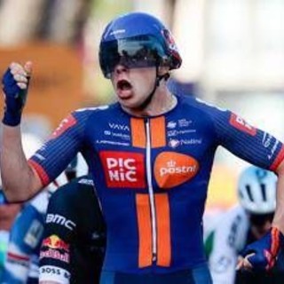 Giro d'Italia, a van Uden la quarta tappa in volata. Pedersen resta in maglia rosa