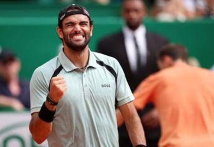 Berrettini travolge Medvedev a Montecarlo e si 'scusa' con... Carlo Verdone. Cos'è successo