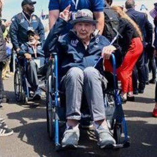 Morto a 102 anni Jake Larson, veterano del D-Day con 1,2 milioni di follower su TikTok