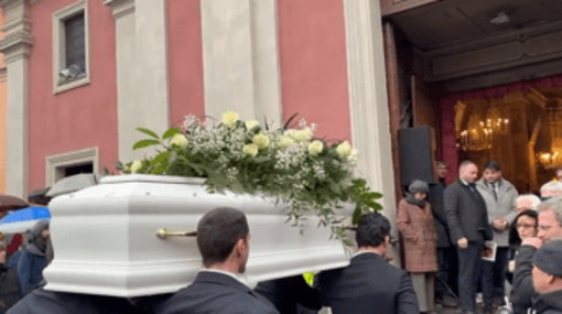 Asti, è il giorno del funerale di Zoe Trinchero: bara bianca coperta di rose Asti, è il giorno del funerale di Zoe Trinchero: bara bianca coperta di rose