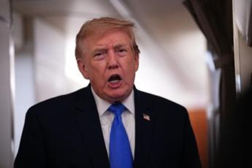 Iran, Trump: "Decida tra accordo o resa totale". Teheran e fonti Usa smentiscono nuovi colloqui