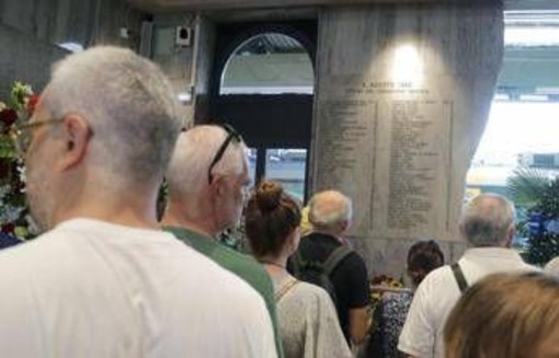 Strage Bologna, Bernini contestata da un uomo: &quot;Credo a lei, non al governo&quot;