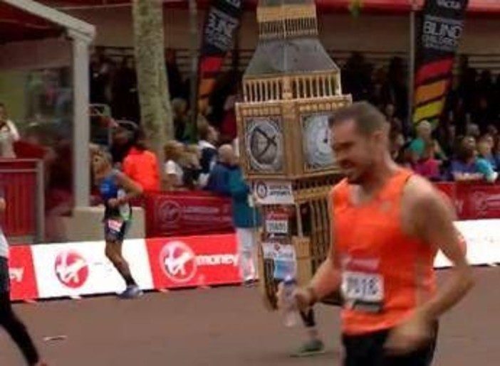 'Impresa' alla maratona di Londra: corre i 42 chilometri vestito da Big Ben - Video