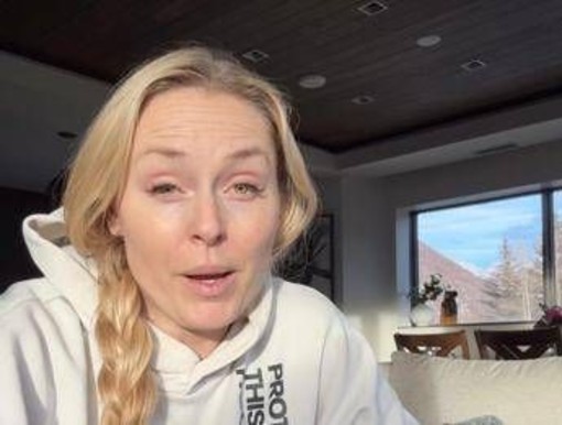 Milano Cortina, Vonn lascia l'ospedale dopo il terribile infortunio: "Ci vorrà un anno per far guarire le ossa"