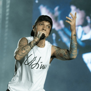 Ultimo, vandalizzata targa dedicata al cantante a Roma