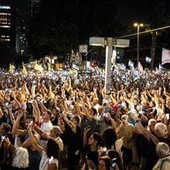 Gaza, Netanyahu non parla di tregua: avanti offensiva. A Tel Aviv 350mila in piazza per gli ostaggi