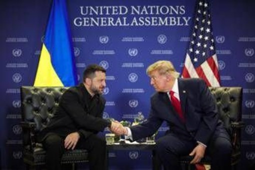 Ucraina, Zelensky vede Trump: "Vogliamo entrambi che la guerra finisca prima dell'inverno" Ucraina, Zelensky vede Trump: "Vogliamo entrambi che la guerra finisca prima dell'inverno"
