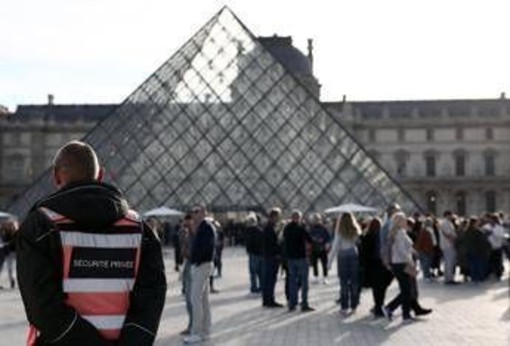 Furto al Louvre, procura Parigi annuncia 5 nuovi arresti
