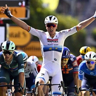 Merlier beffa Milan in volata, Pogacar resta leader del Tour