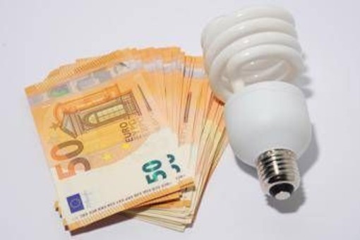 Dl Bollette, governo: "Raggiunta intesa con Ue, attenuerà impatto costi energia" Dl Bollette, governo: "Raggiunta intesa con Ue, attenuerà impatto costi energia"