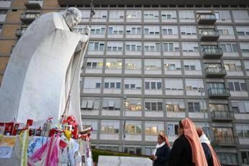 Papa, Vaticano: &quot;Lievi miglioramenti&quot;. Dimissioni da ospedale non imminenti
