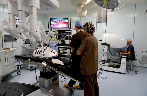 Robot chirurgici cinesi di ultima generazione arrivati al Policlinico di Milano Robot chirurgici cinesi di ultima generazione arrivati al Policlinico di Milano