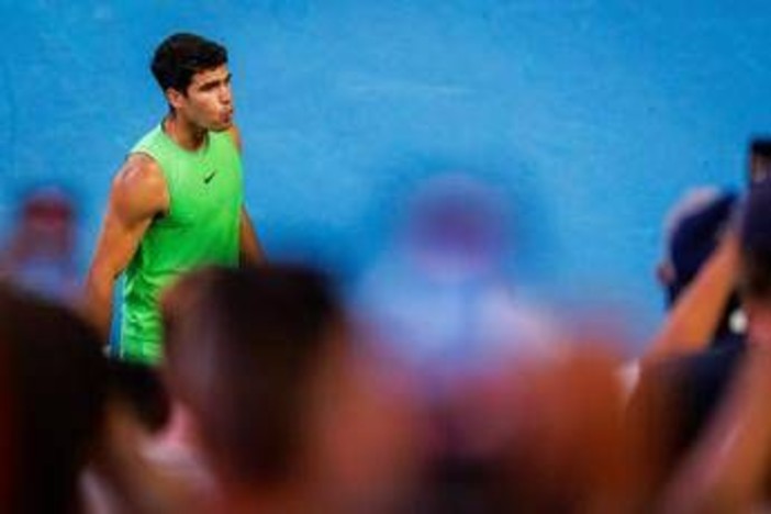 Alcaraz vince Doha e scappa via nel ranking: quanti punti deve recuperare Sinner