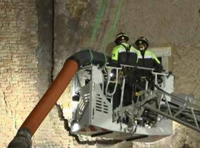 Torre dei Conti, parla l'operaio scampato al crollo: &quot;Ho avuto paura, ora aspetto che salvino il mio collega&quot;